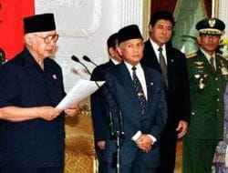Teks Pidato Presiden Soeharto Mengundurkan Diri, Setelah 32 Tahun Berkuasa