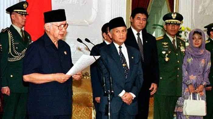 Presiden Soeharto Mengumumkan Pemberhentian Dirinya Pada Tanggal