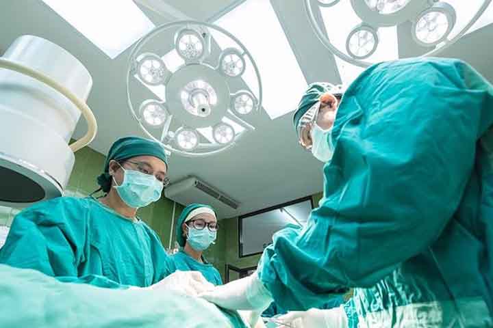 Selama Operasi Mengapa Dokter Memakai Baju Warna Hijau atau Biru